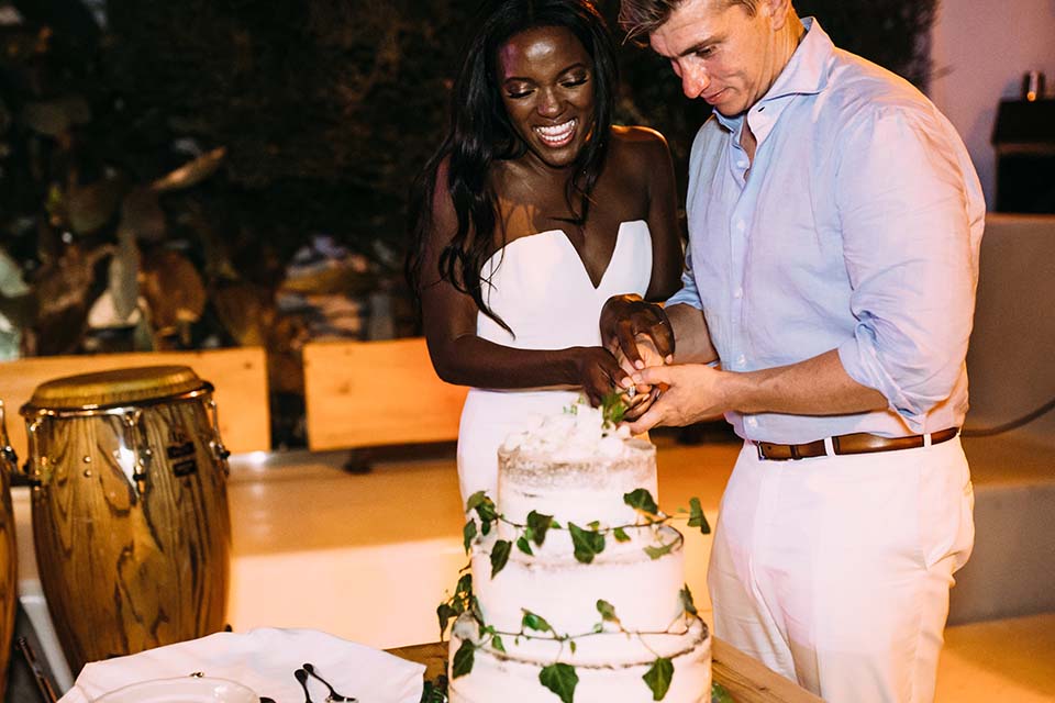 ➡ 10 Cake Cutting Song Ideas For Your Wedding in Greece ⬅